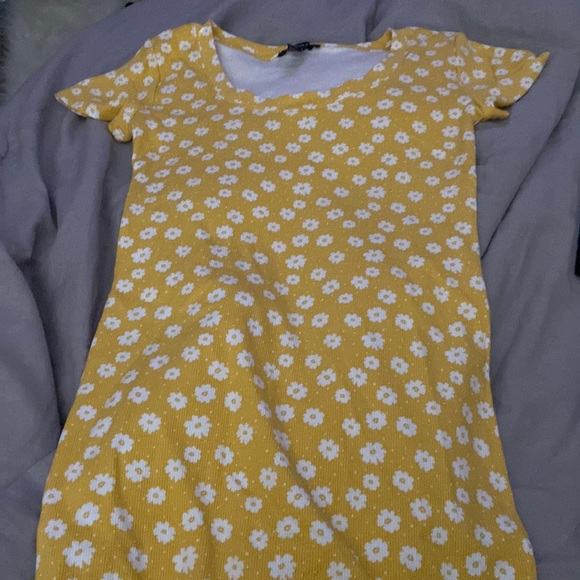 this is a yellow with white flower printed dress - Picture 1 of 1